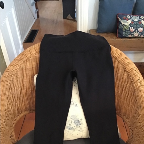 Lululemon Wunder Under black leggings Luon 21"